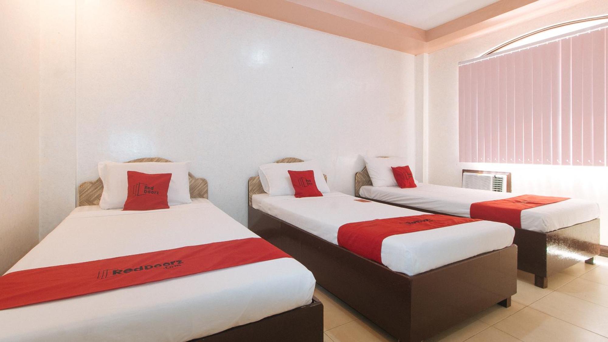 Reddoorz At Coco Grove Tourist Inn Panglao-stad Buitenkant foto